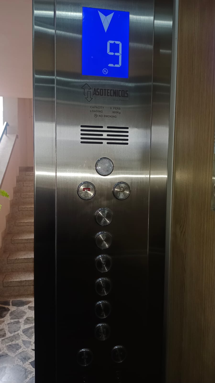 Botonera de cabina en acero inoxidable con display LCD digital piso 9 y logo oficial grabado ASOTECNICOS